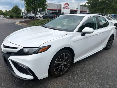 Used 2022 Toyota Camry SE FWD image 2