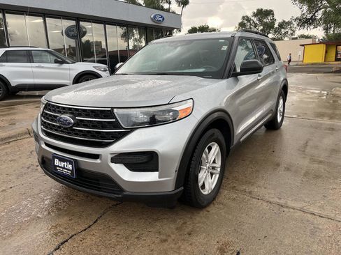 Used 2020 Ford Explorer XLT RWD image 2