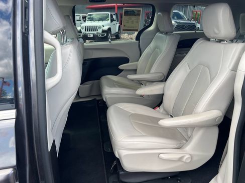 Used 2021 Chrysler Pacifica Touring-L FWD image 37
