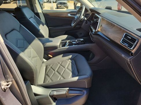 Used 2025 Volkswagen Atlas SE image 26