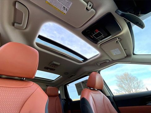 Certified 2024 Kia Carnival SX Prestige image 21