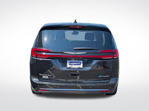 Used 2023 Chrysler Pacifica Touring-L FWD image 4