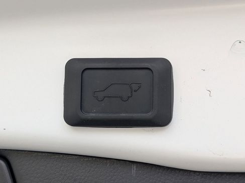 Used 2025 Toyota RAV4 XLE Premium image 33