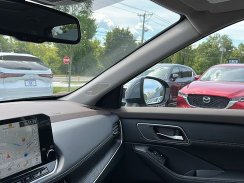 Used 2022 Nissan Rogue Platinum w/ Head-Up Display Package image 24