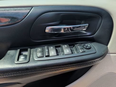 Used 2016 Dodge Grand Caravan SXT w/ Rear Park Assist Package FWD image 9