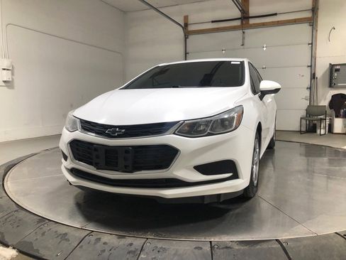 Used 2018 Chevrolet Cruze LS image 3