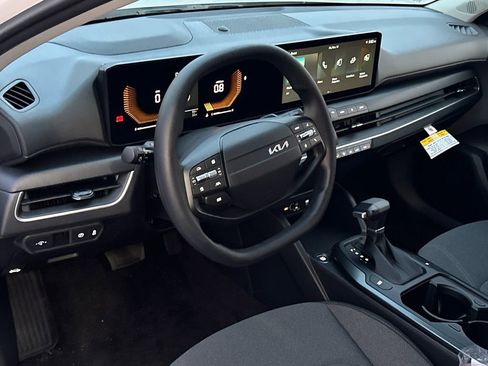 New 2025 Kia K4 FWD image 17