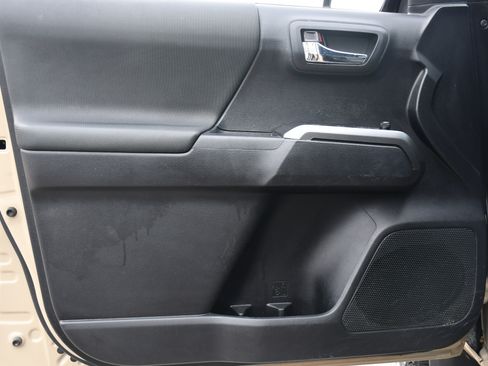 Used 2020 Toyota Tacoma TRD Off-Road image 13