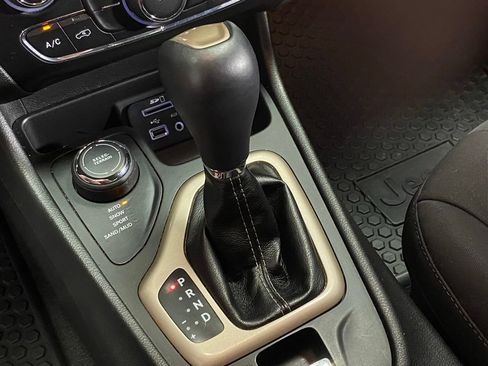Used 2015 Jeep Cherokee Latitude w/ Cold Weather Group AWD/4WD image 25