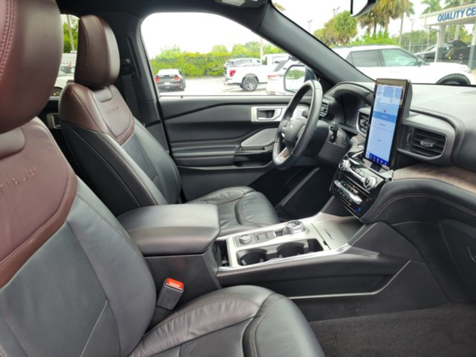 Used 2023 Ford Explorer Platinum w/ Technology Package AWD/4WD image 37