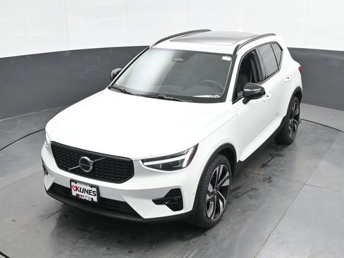 New 2025 Volvo XC40 B5 Plus w/ Protection Package Premier image 34