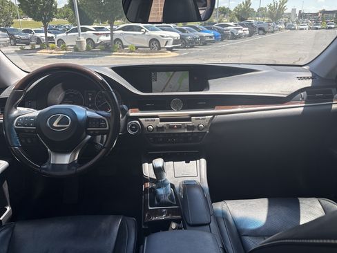 Used 2017 Lexus ES 300h w/ Luxury Package FWD image 29