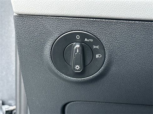 Certified 2024 Volkswagen Taos SE image 34