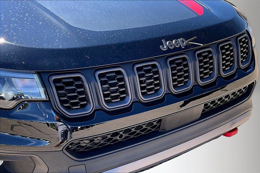 Used 2026 Jeep Compass Trailhawk AWD/4WD image 32