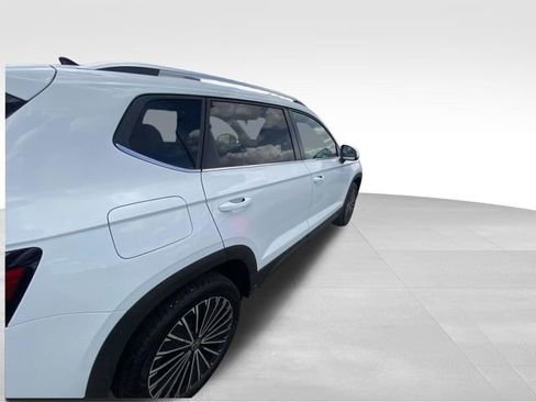 Used 2025 Volkswagen Taos SE image 10