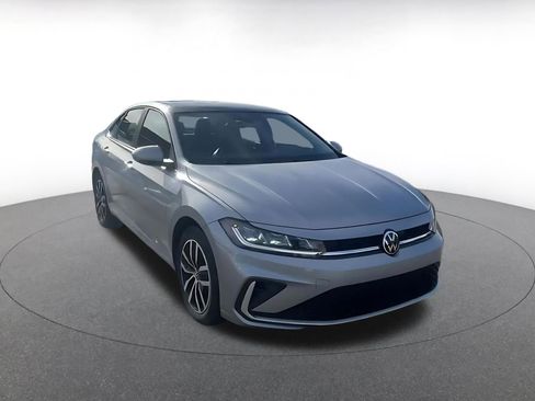 Used 2025 Volkswagen Jetta SE image 3