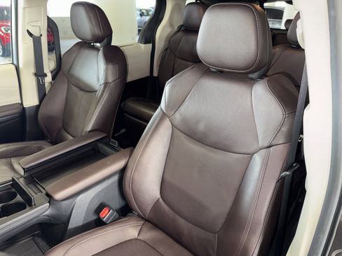 Used 2024 Toyota Sienna Platinum image 33