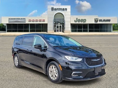 Used 2023 Chrysler Pacifica Touring-L FWD image 7