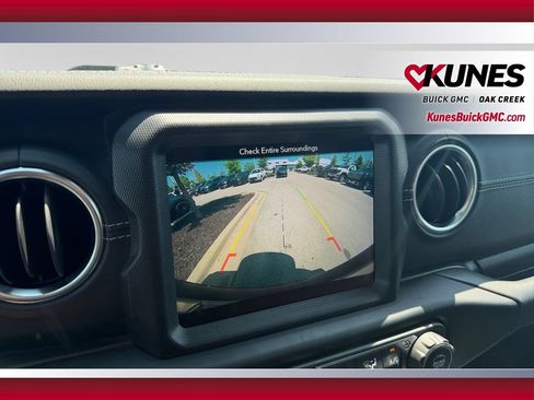 Used 2019 Jeep Wrangler Unlimited Sahara w/ Dual Top Group AWD/4WD image 29
