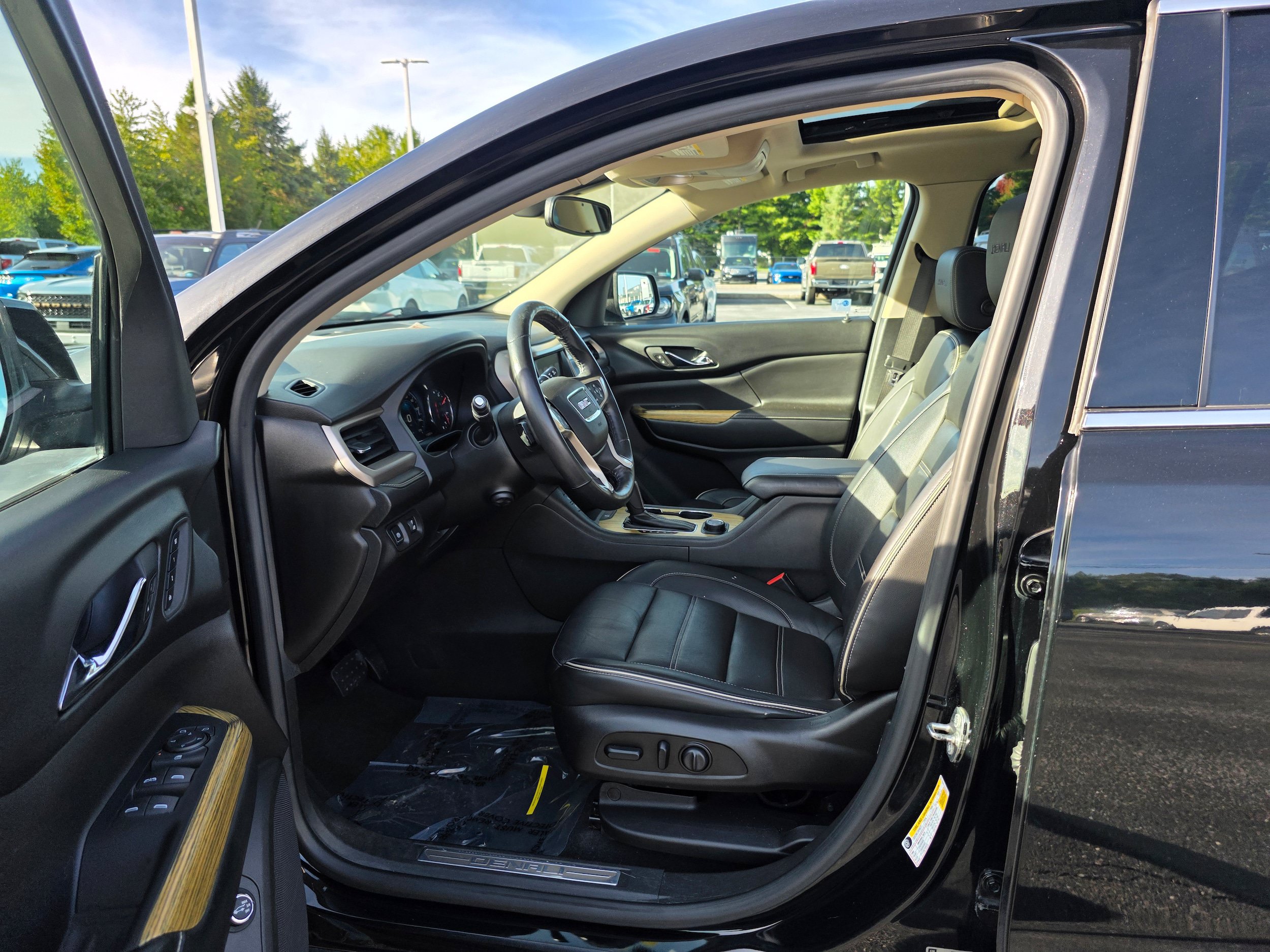 Used 2017 GMC Acadia Denali w/ Technology Package AWD/4WD image 21