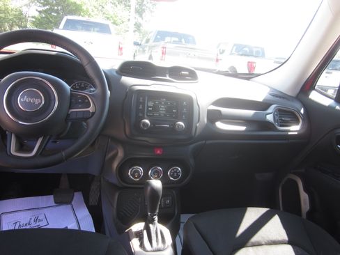 Used 2016 Jeep Renegade Latitude FWD image 12