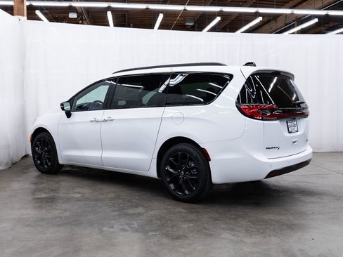 New 2026 Chrysler Pacifica Select w/ S Appearance Package AWD/4WD image 4