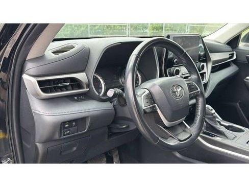 Used 2023 Toyota Highlander XLE FWD image 22