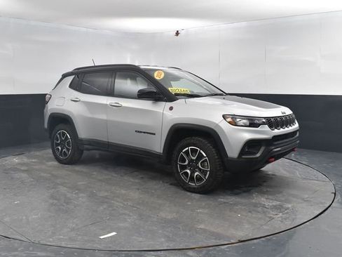 Used 2025 Jeep Compass Trailhawk image 7