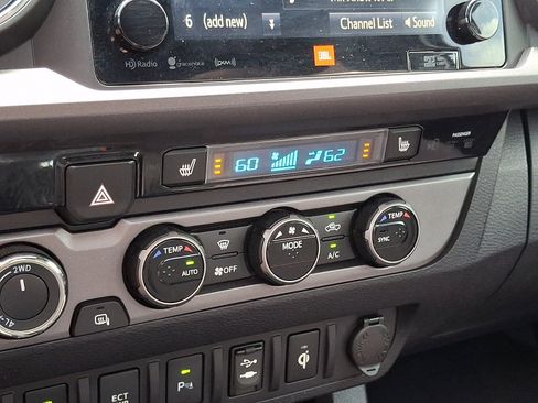 Used 2017 Toyota Tacoma TRD Off-Road AWD/4WD image 17
