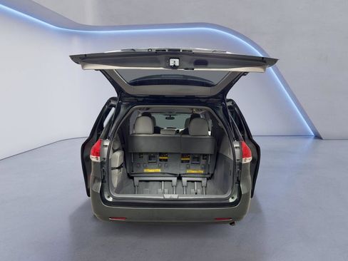 Used 2014 Toyota Sienna LE image 11