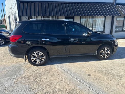 Used 2017 Nissan Pathfinder SV image 8