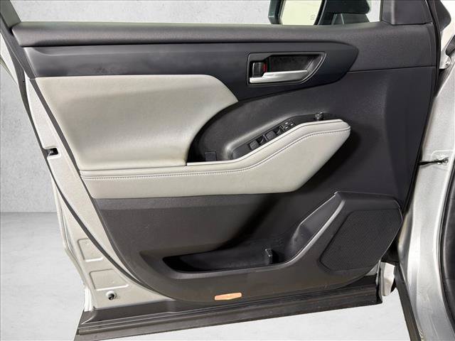 Used 2023 Toyota Highlander XLE FWD image 11