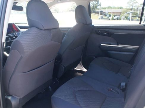 Used 2023 Toyota Highlander LE FWD image 14