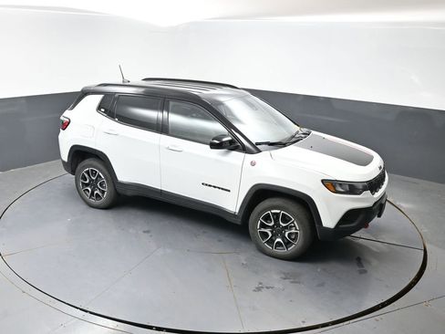 Used 2025 Jeep Compass Trailhawk AWD/4WD image 17