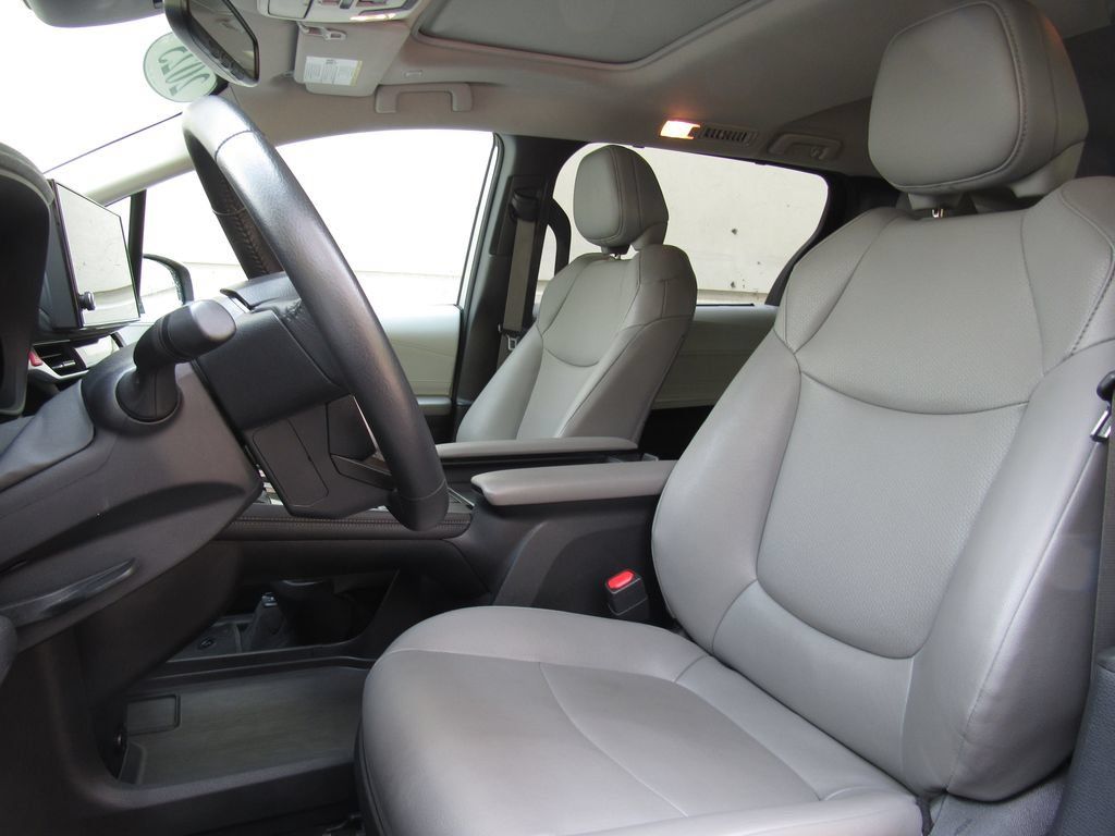 Certified 2025 Toyota Sienna XLE FWD image 12