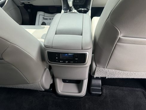 Used 2017 Toyota Highlander XLE w/ Carpet Mat Package AWD/4WD image 5