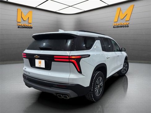 Used 2025 Chevrolet Traverse LT image 9