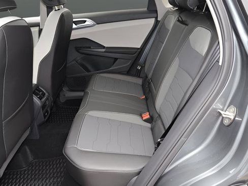 Certified 2025 Volkswagen Taos SE FWD image 13