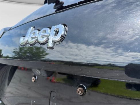 Used 2019 Jeep Cherokee Limited AWD/4WD image 16