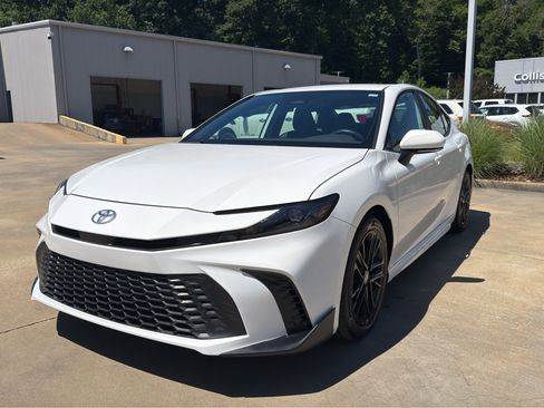 Used 2025 Toyota Camry SE FWD image 7