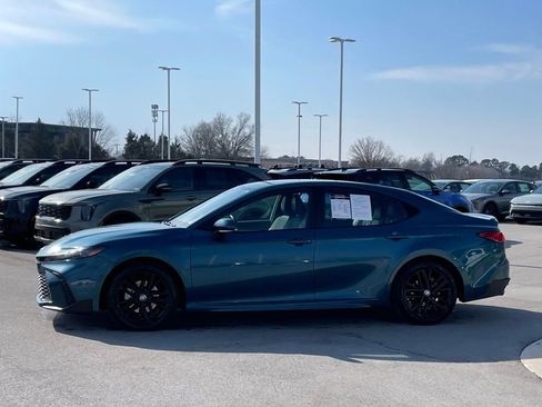 Used 2025 Toyota Camry SE image 4