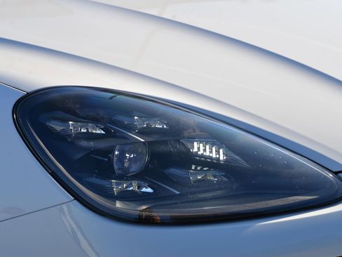 Certified 2023 Porsche Cayenne Platinum Edition image 11