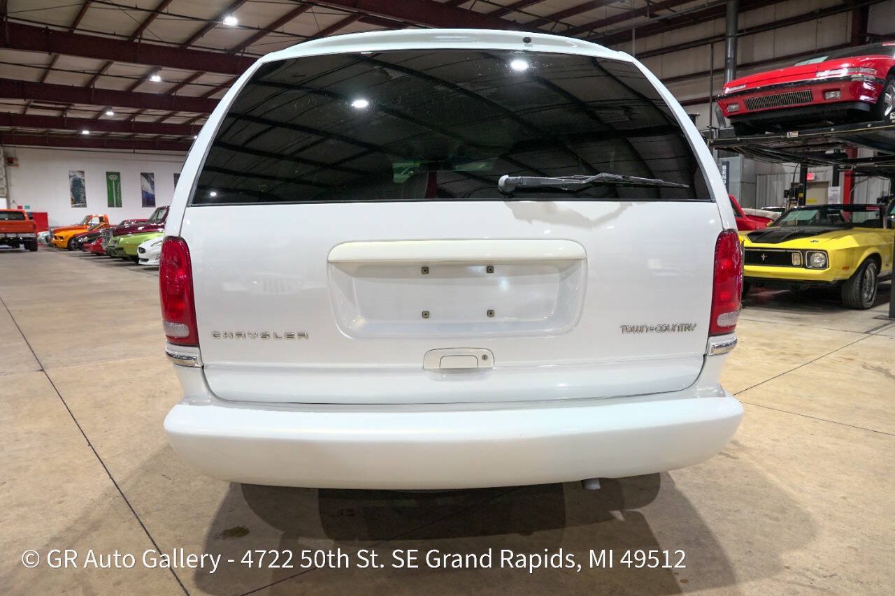 Used 1997 Chrysler Town & Country LXi FWD image 7