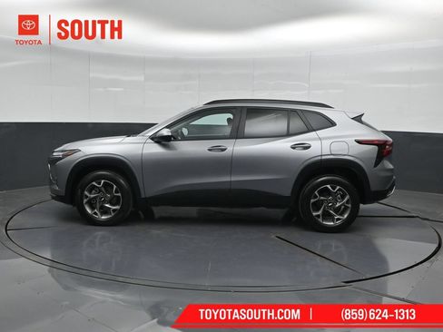 Used 2025 Chevrolet Trax LT w/ LT Convenience Package FWD image 7