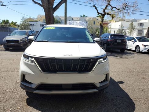 Used 2024 Kia Carnival EX image 2
