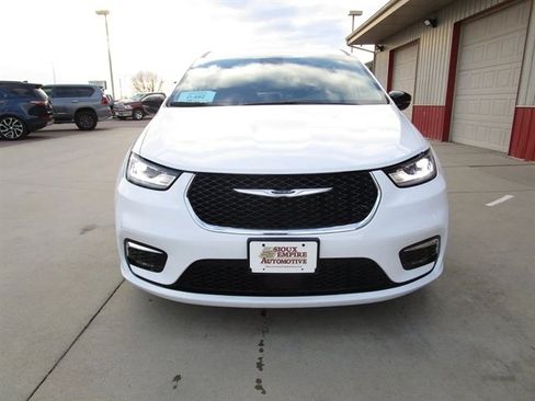 Used 2024 Chrysler Pacifica Touring-L image 4