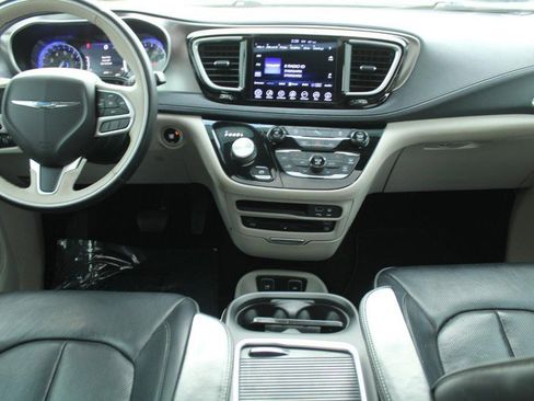 Used 2017 Chrysler Pacifica Limited image 11