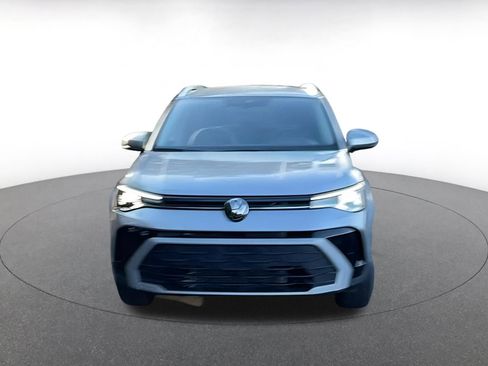 Used 2025 Volkswagen Taos SE image 4