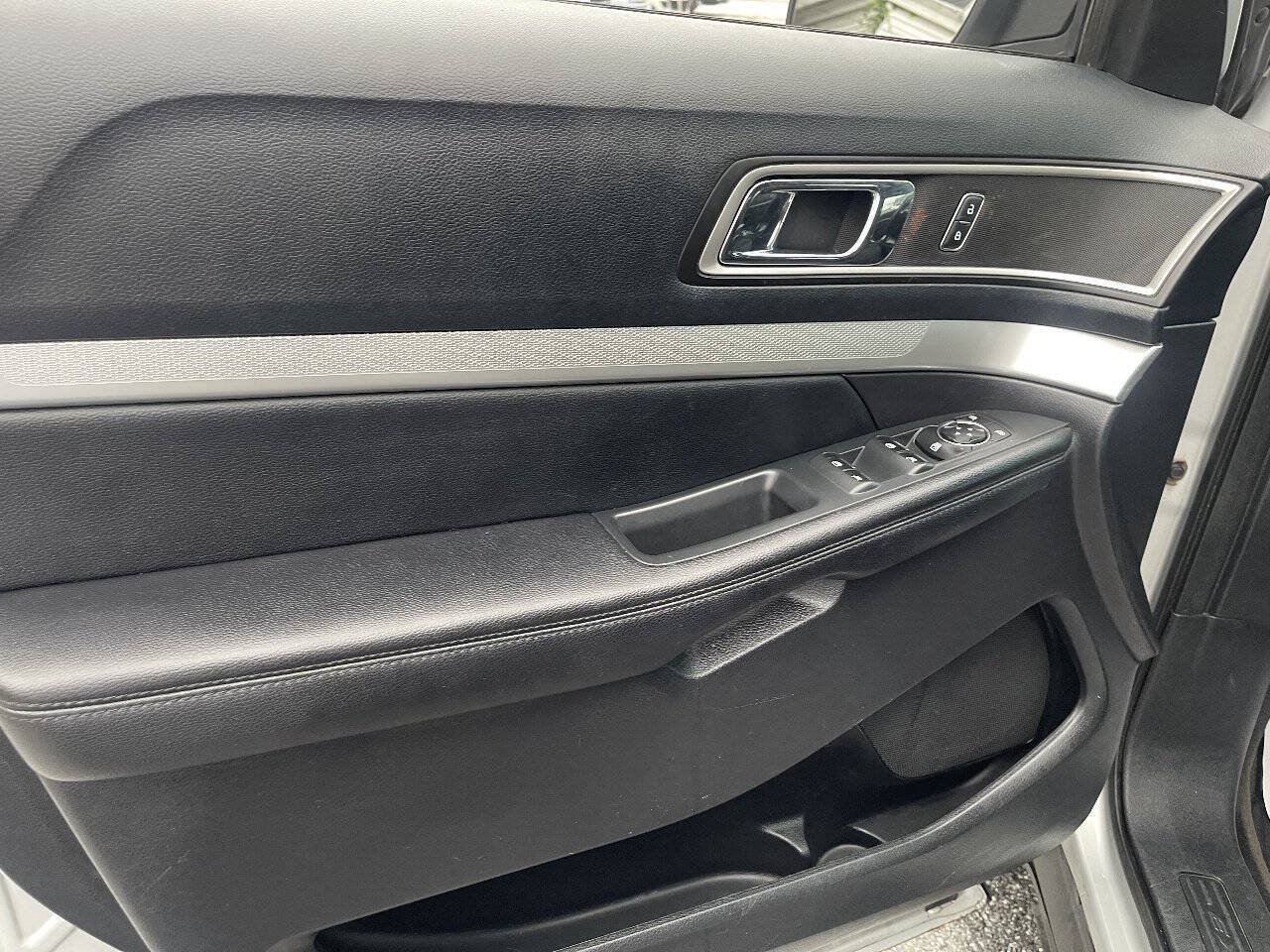 Used 2016 Ford Explorer XLT AWD/4WD image 11