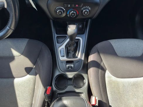 Used 2015 Jeep Cherokee Sport image 23